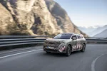 Maskovaný prototyp Škoda Peaq při testovací jízdě