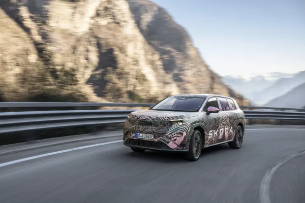 Maskovaný prototyp Škoda Peaq při testovací jízdě