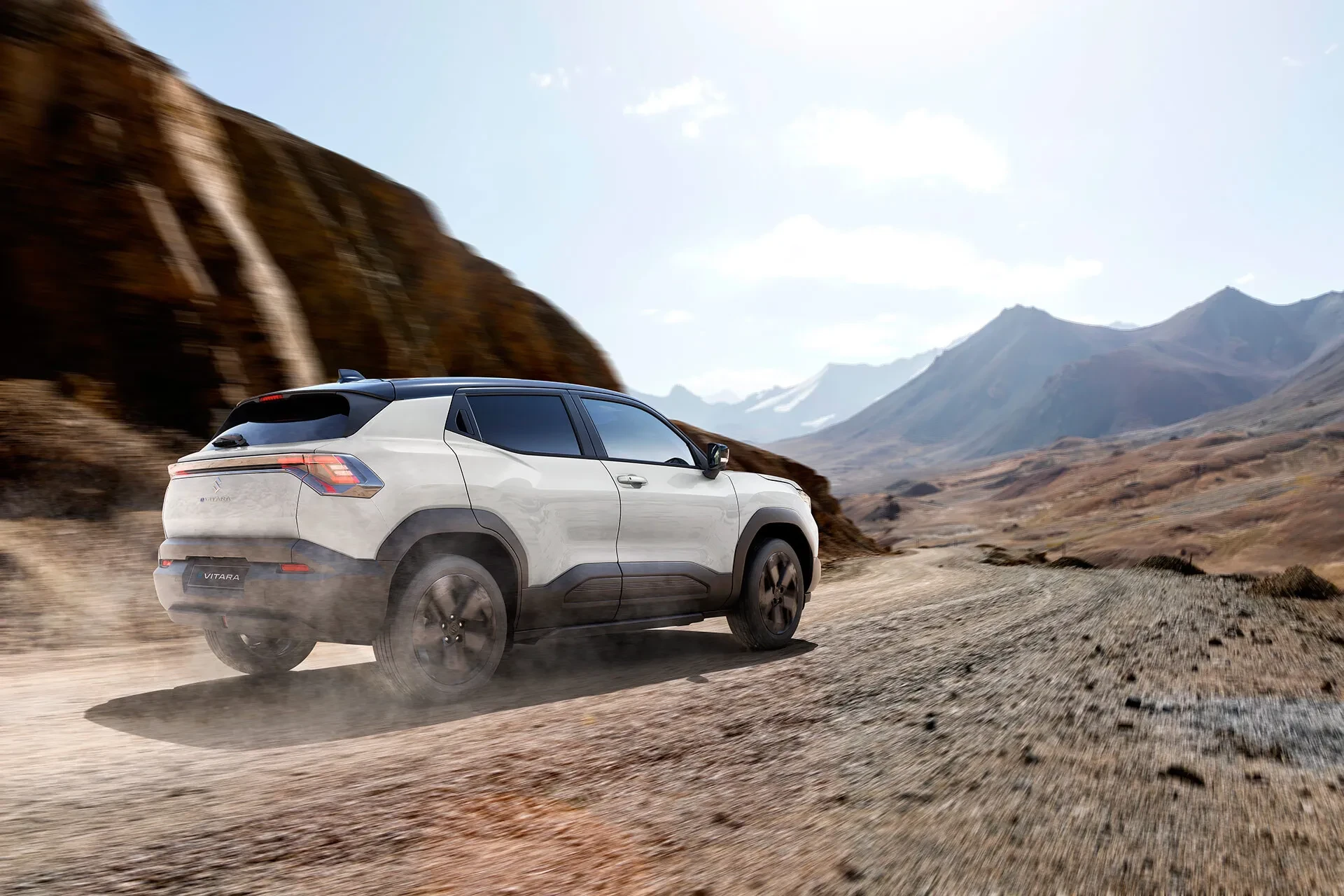 Suzuki e Vitara s pohonem ALLGRIP-e 4x4 v terénu