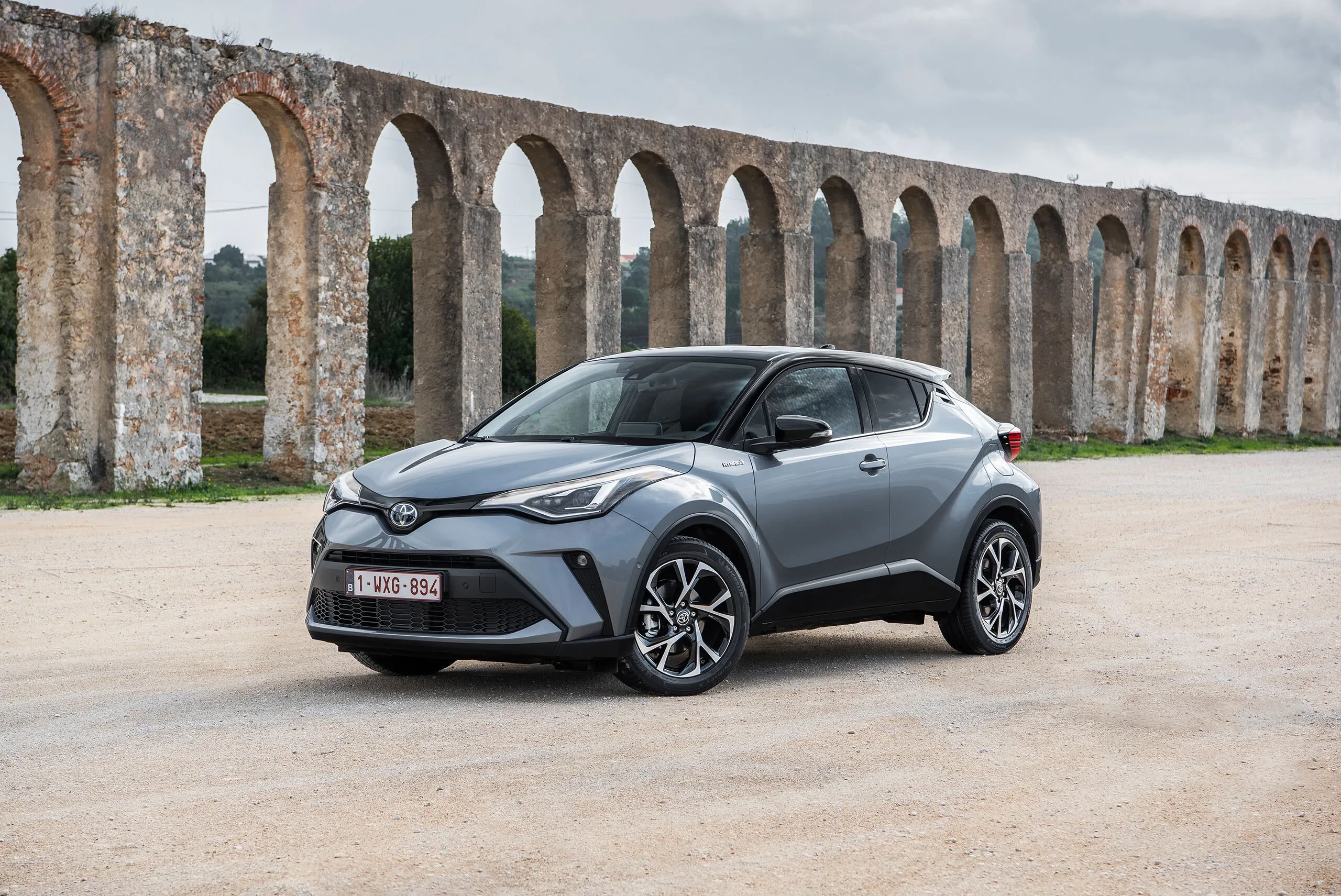 Detail přídě Toyota C-HR s C-háčky LED svícení