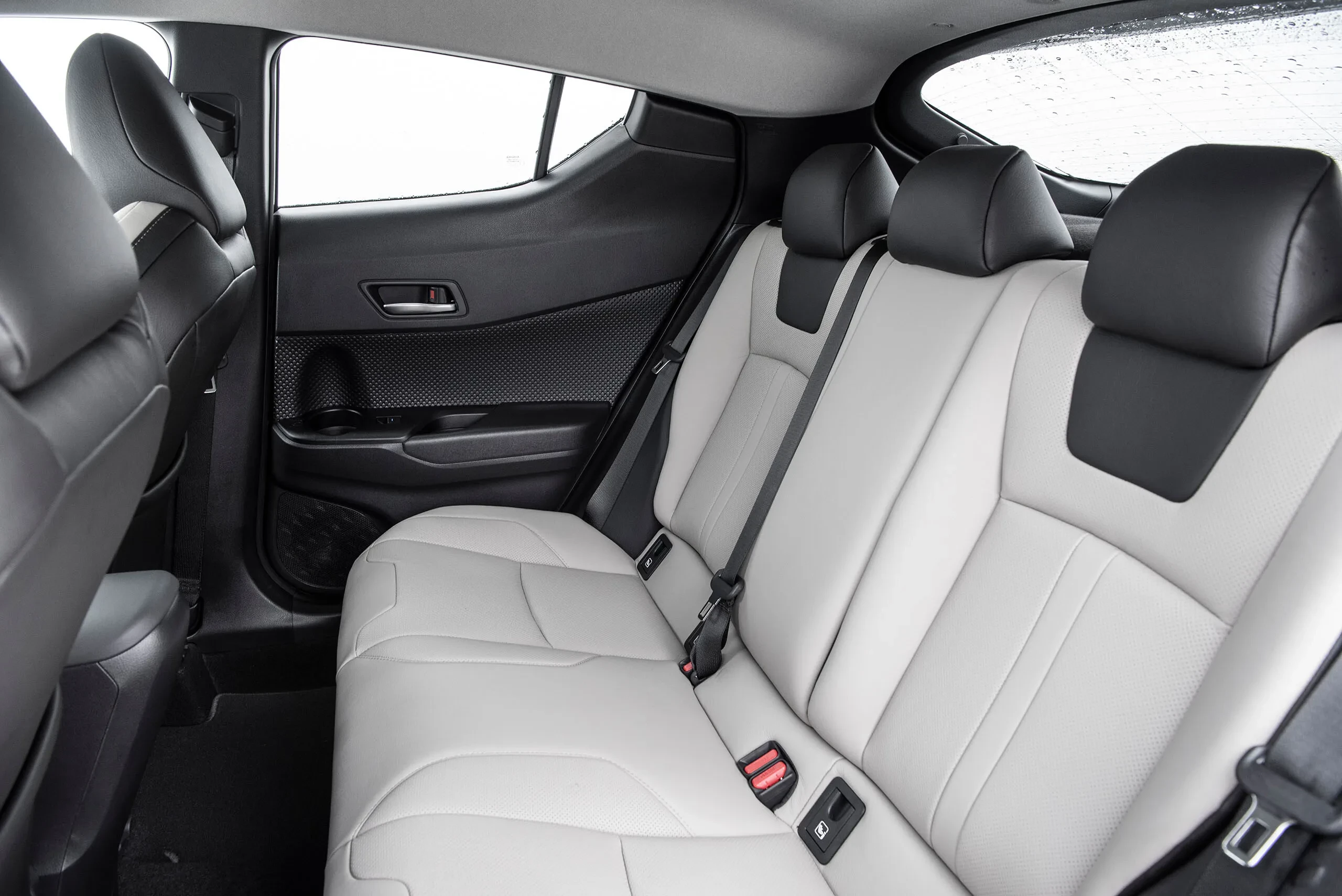 Interiér Toyota C-HR s 12,3 palcovým centrálním displejem
