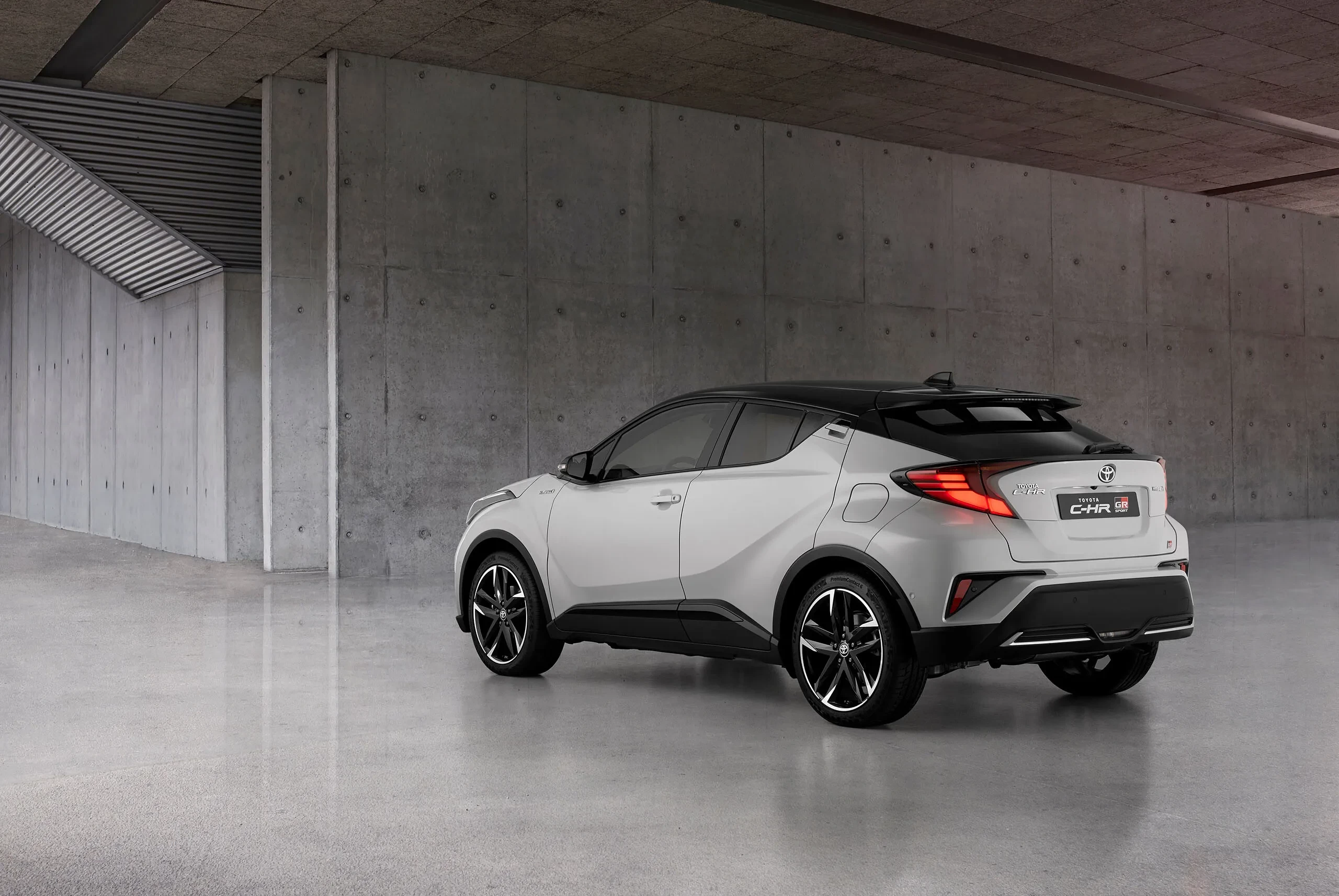 Toyota C-HR zezadu, hybridní crossover