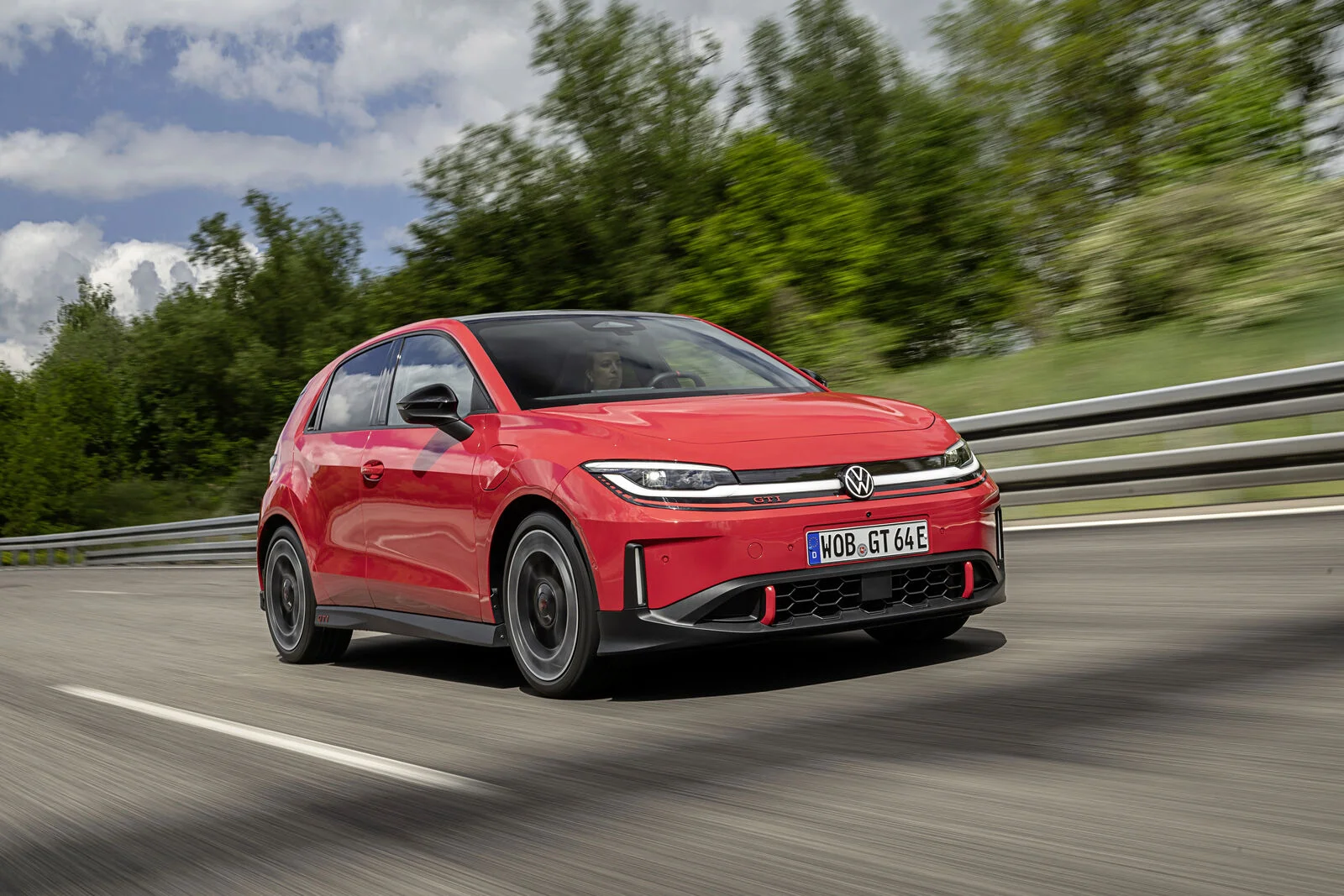 Volkswagen ID. Polo GTI v jízdě na okruhu, 3/4 přední pohled
