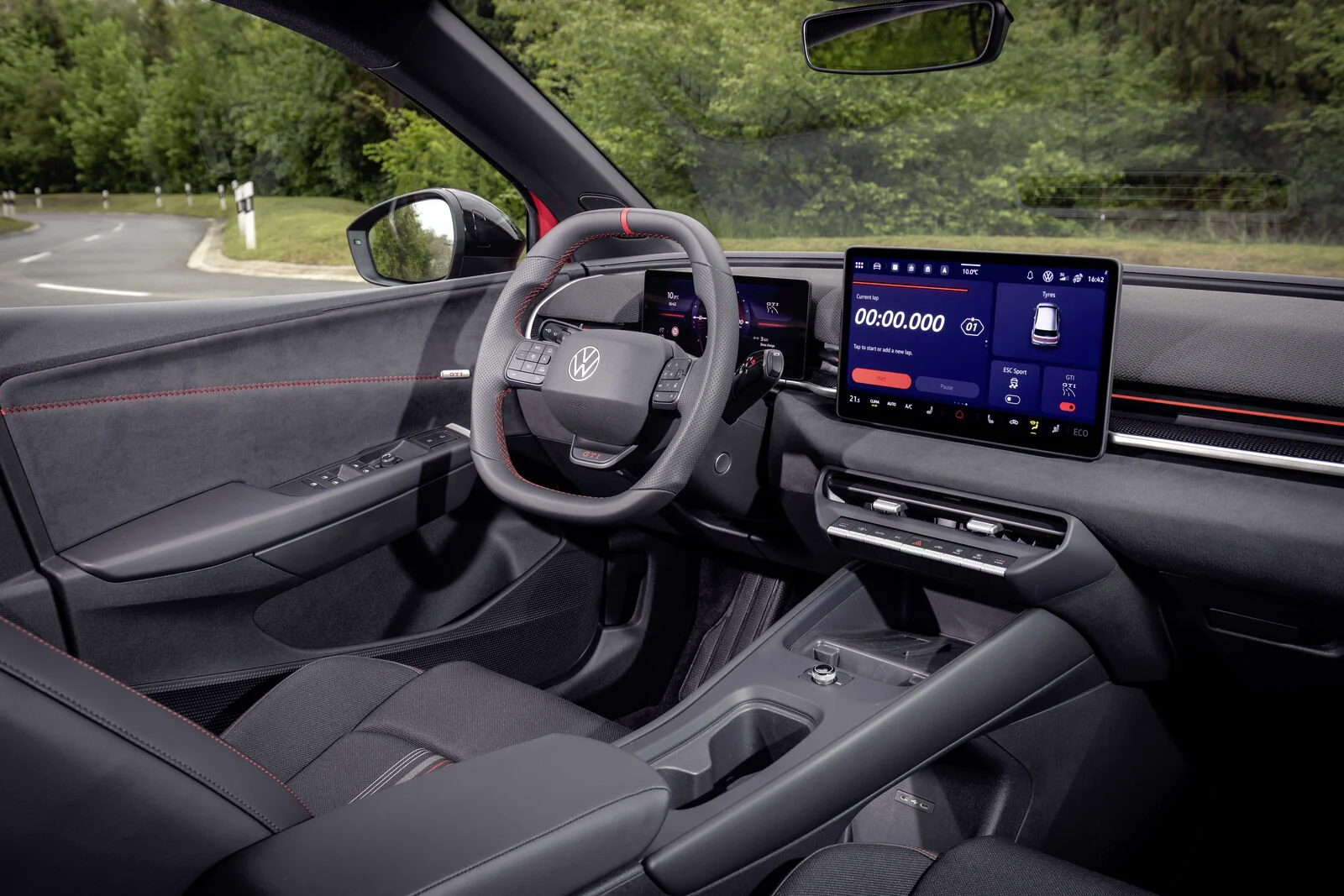 Interiér Volkswagen ID. Polo GTI - sportovní volant s červeným prošíváním a displej s aktivovaným režimem GTI Sport