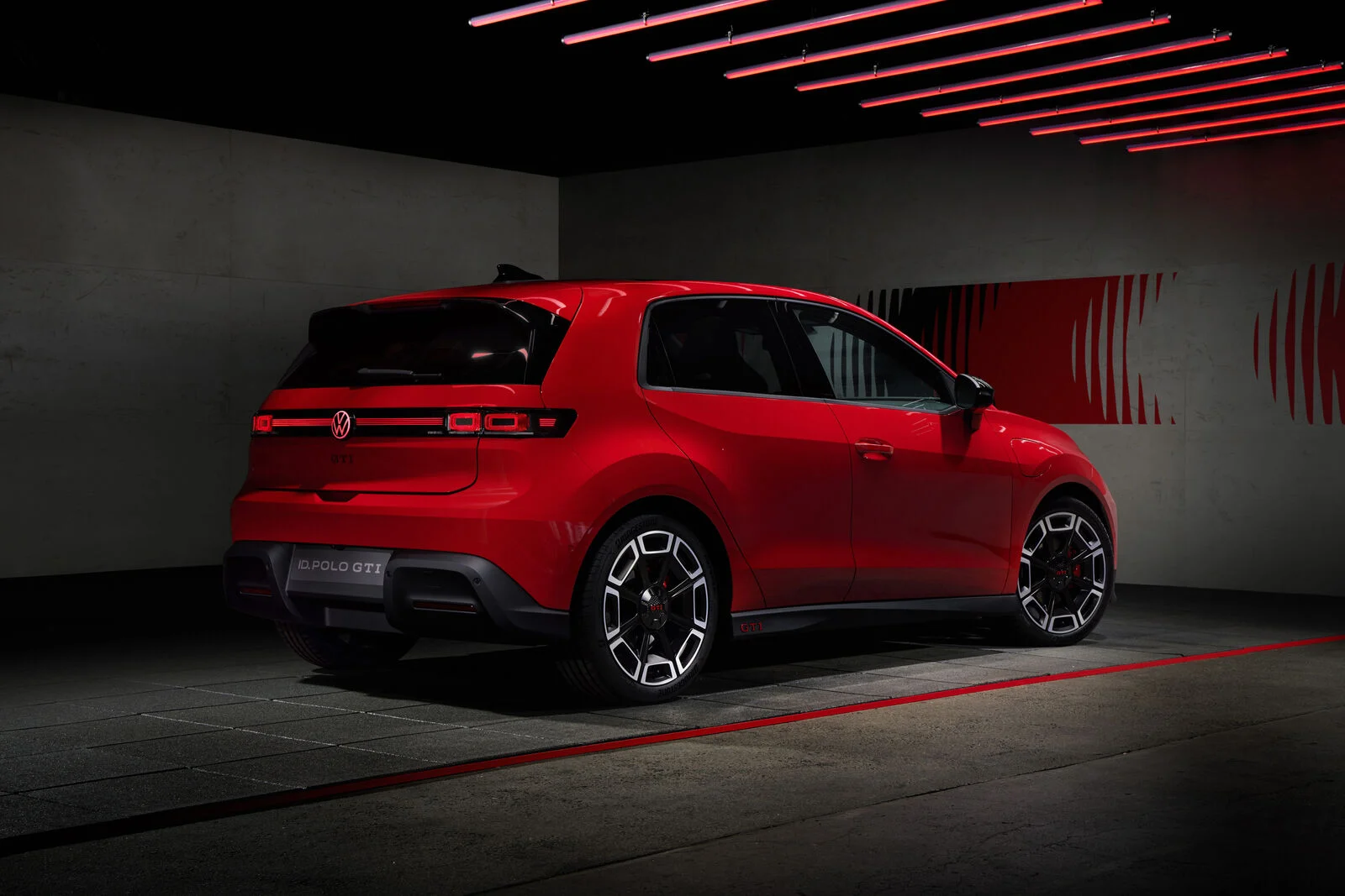 Volkswagen ID. Polo GTI zezadu, červený lak, nápis ID. POLO GTI na zadních dveřích