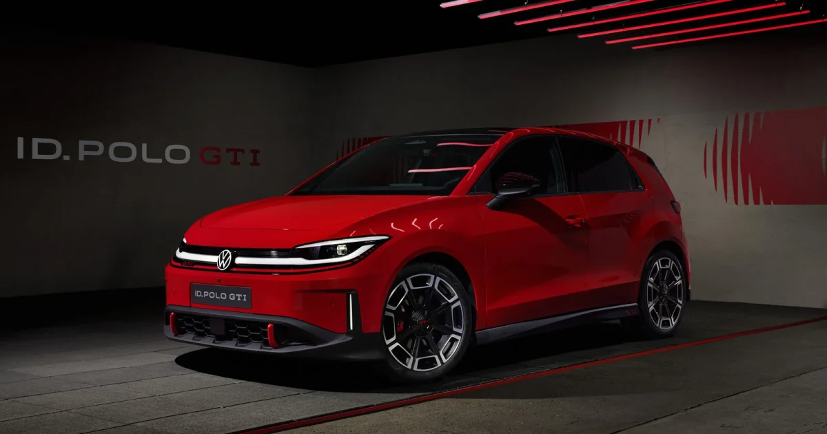 Volkswagen ID. Polo GTI ve studiu v červeném laku, 19palcová kola