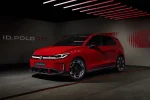 Volkswagen ID. Polo GTI ve studiu v červeném laku, 19palcová kola