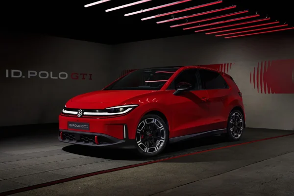 Volkswagen ID. Polo GTI ve studiu v červeném laku, 19palcová kola