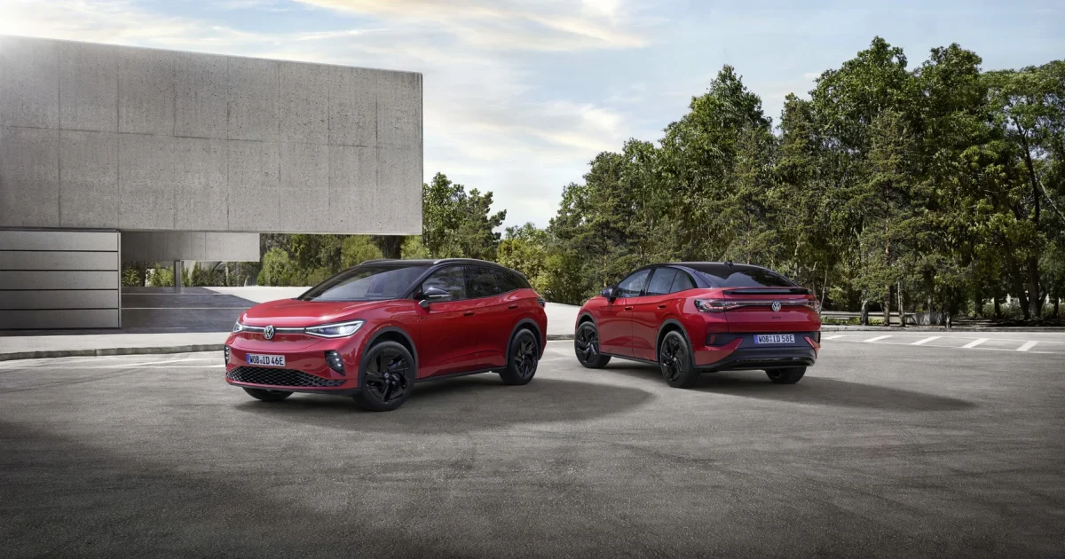 Volkswagen ID.4 v modernizované verzi 2026, dva červené vozy zepředu a zezadu