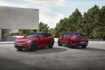 Volkswagen ID.4 v modernizované verzi 2026, dva červené vozy zepředu a zezadu