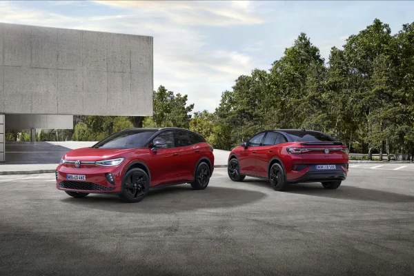Volkswagen ID.4 v modernizované verzi 2026, dva červené vozy zepředu a zezadu