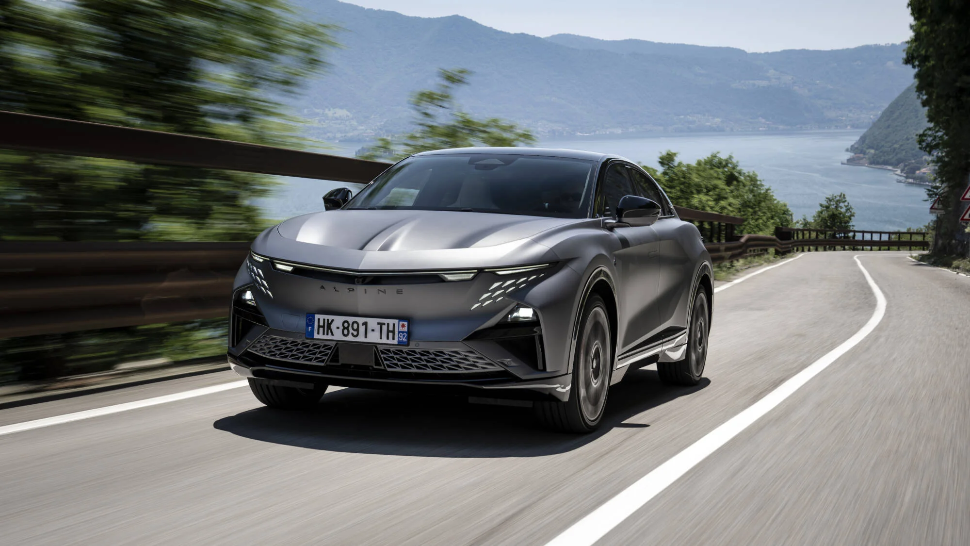 Alpine A390 GTS w matowej szarości Gris Tonnerre od przodu na górskiej drodze