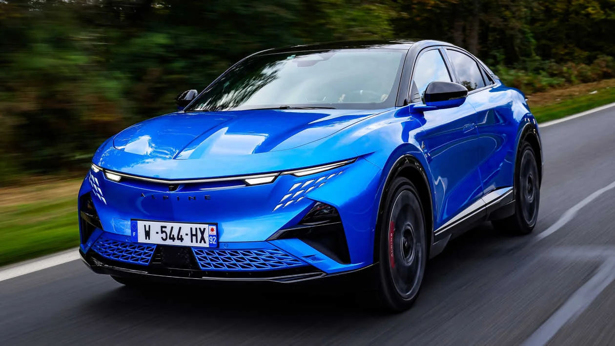 Alpine A390 v modré barvě v jízdě zepředu