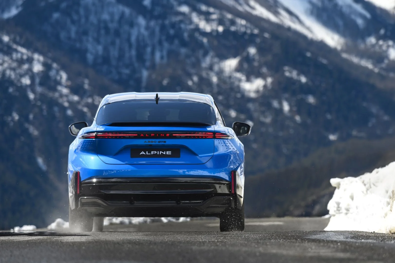 Alpine A390 GTS zezadu s horami v pozadí