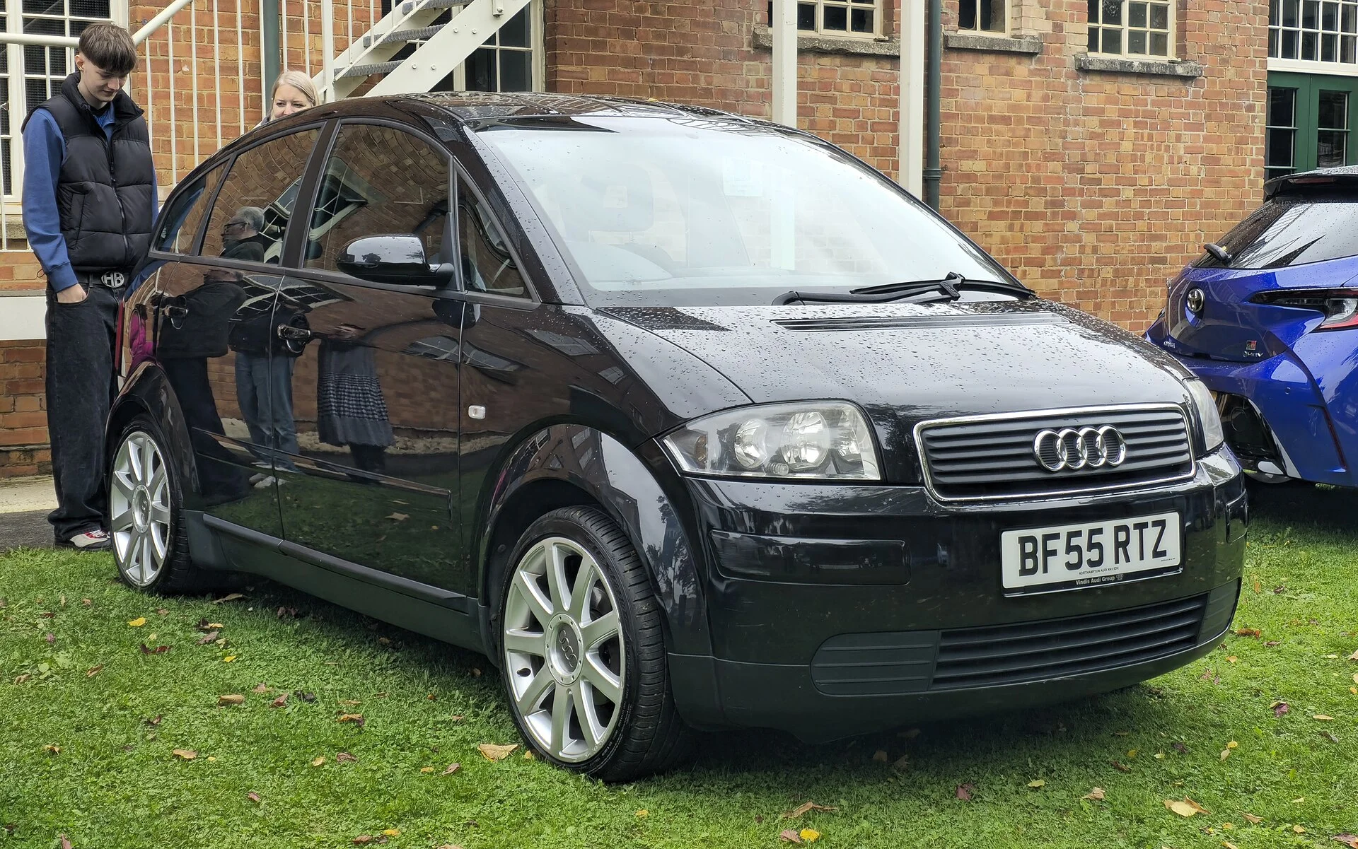Původní Audi A2 z roku 2005, černá kompaktní hliníková karoserie