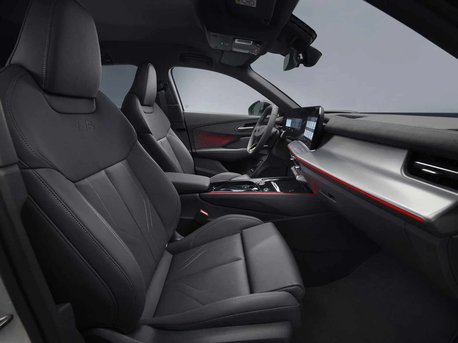 Interiér Audi Q3 2026 s prohnutým displejem a S-line sedadly