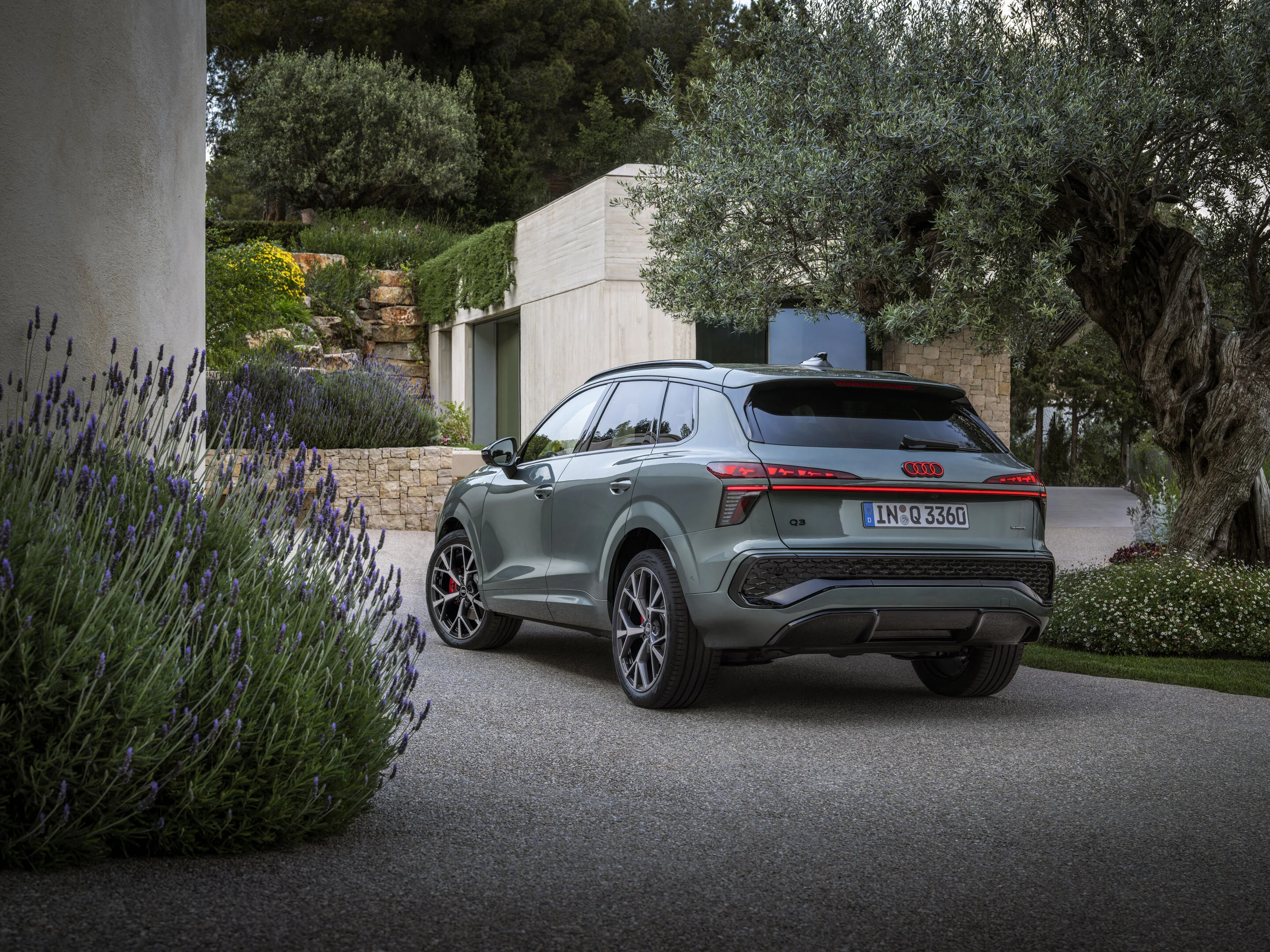 Audi Q3 2026 zadní pohled s průběžným světelným pásem