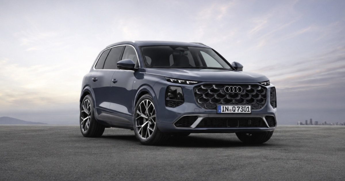 Uniklé foto nové generace Audi Q7 - přední tříčtvrteční pohled, šedomodrá barva, nová honeycomb maska a dělené LED světlomety