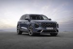 Uniklé foto nové generace Audi Q7 - přední tříčtvrteční pohled, šedomodrá barva, nová honeycomb maska a dělené LED světlomety