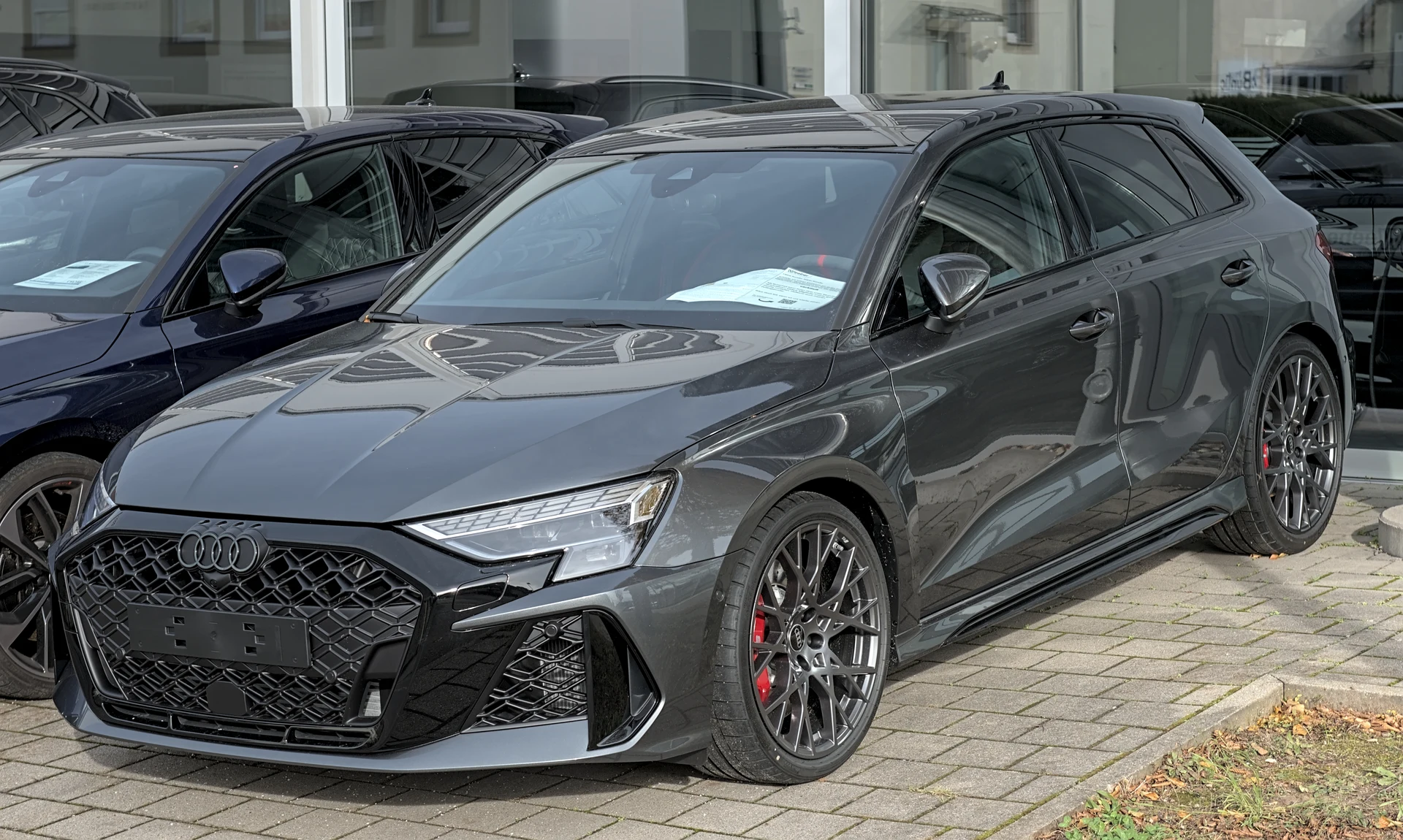 Audi RS3 Sportback v tmavé metalíze, přední tříčtvrteční pohled