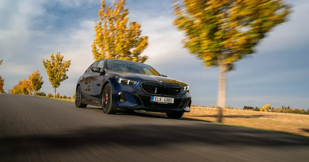 BMW řady 5 v jízdě na silnici