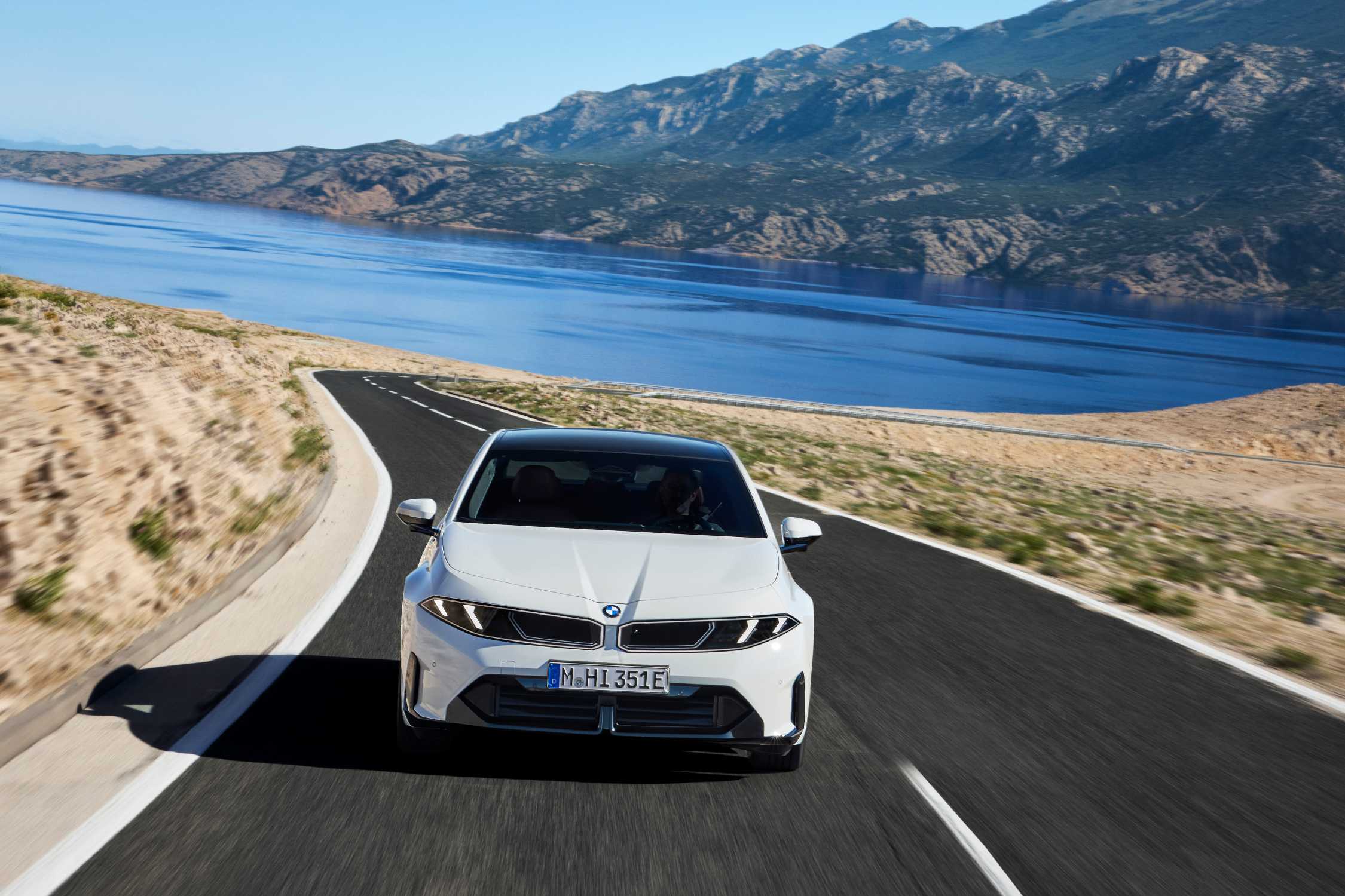 BMW i3 50 xDrive First Edition - čelní pohled na elektrický sedan