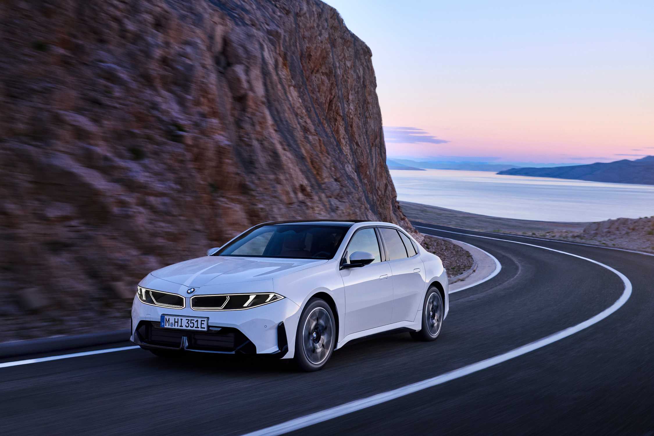 BMW i3 50 xDrive First Edition v jízdě na pobřežní silnici