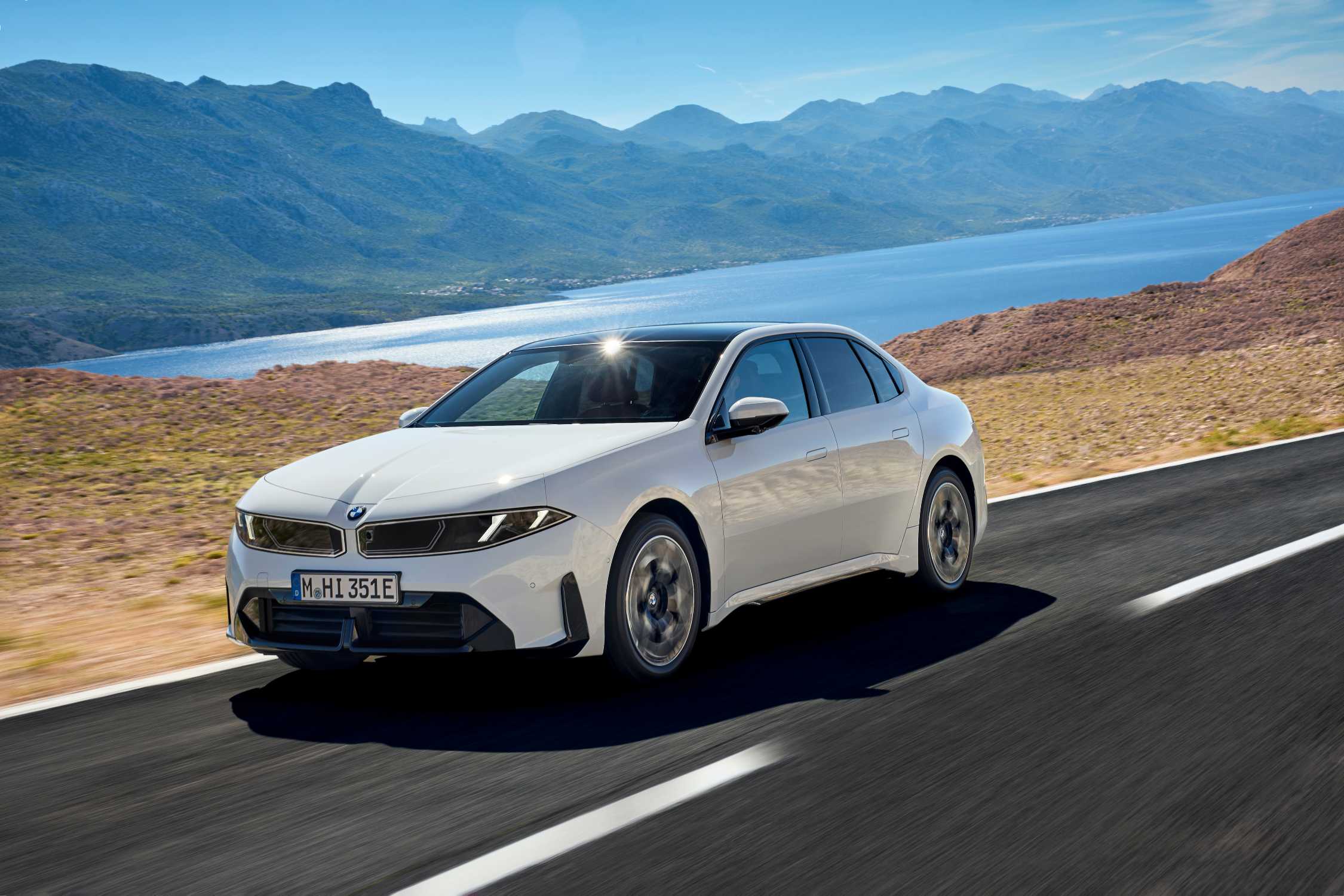 BMW i3 50 xDrive First Edition - boční profil elektrického sedanu