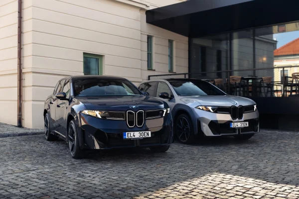 Dvojice BMW iX3 Neue Klasse zaparkovaná před budovou