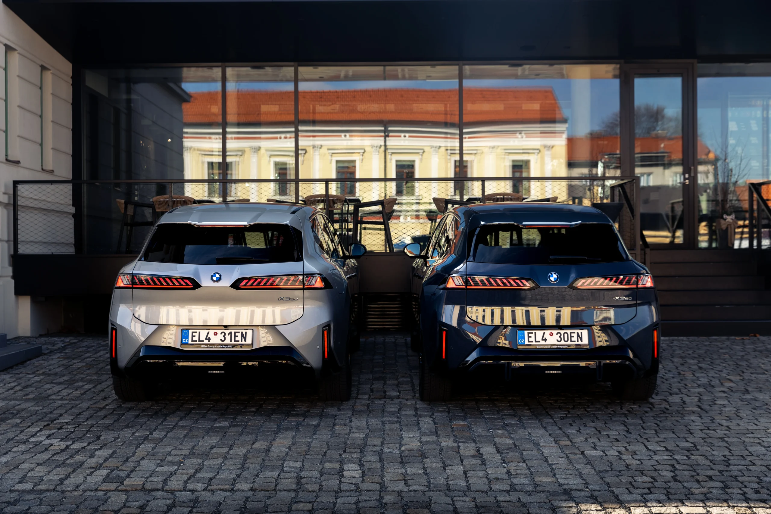 Zadní pohled na dvojici BMW iX3 Neue Klasse