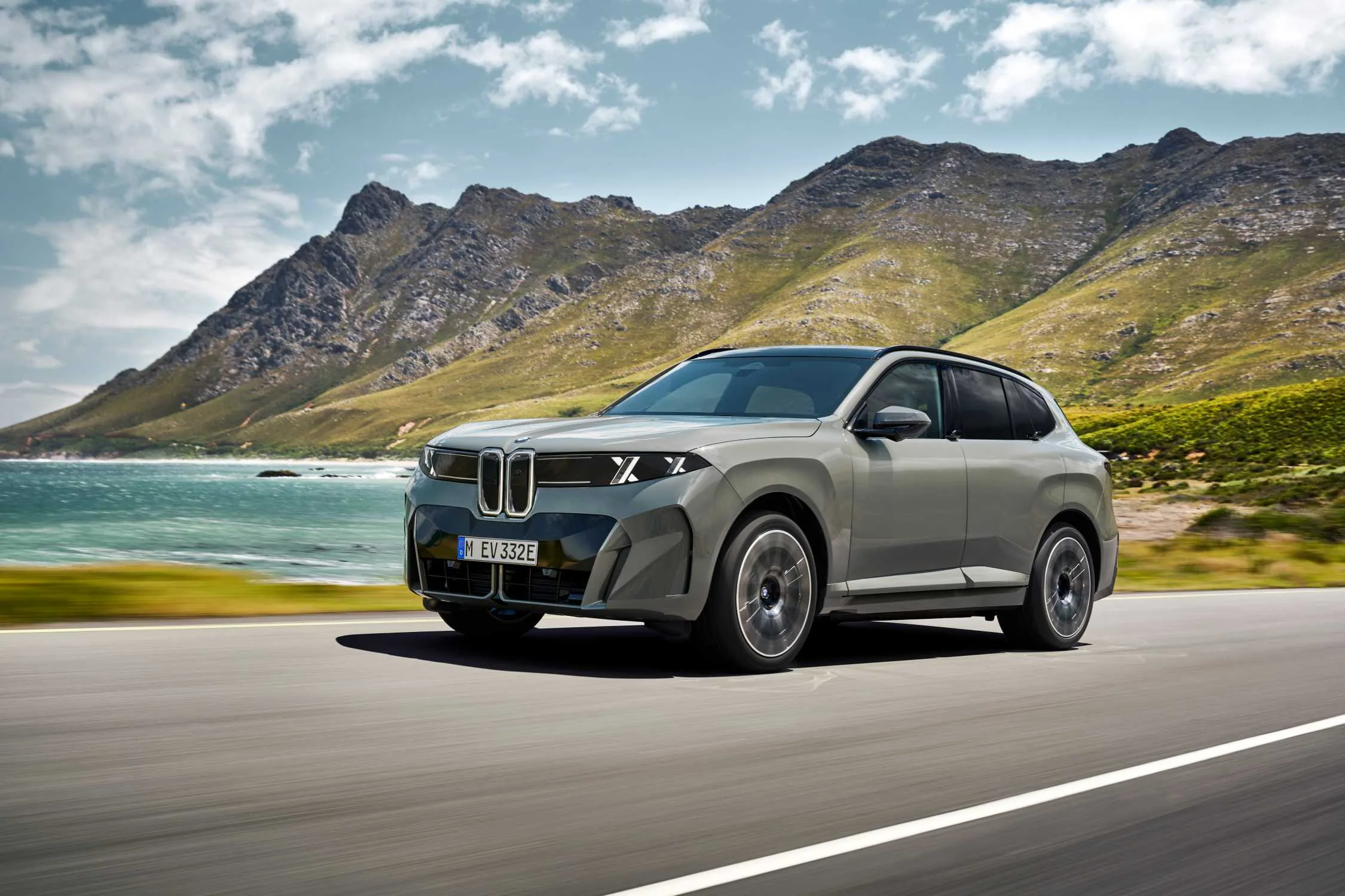 BMW iX5 60 xDrive 2026 z boku v pohybu