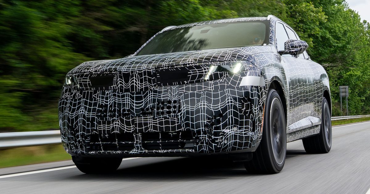 Maskovaný prototyp BMW iX5 při testovací jízdě