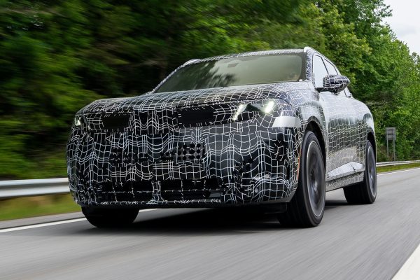 Maskovaný prototyp BMW iX5 při testovací jízdě