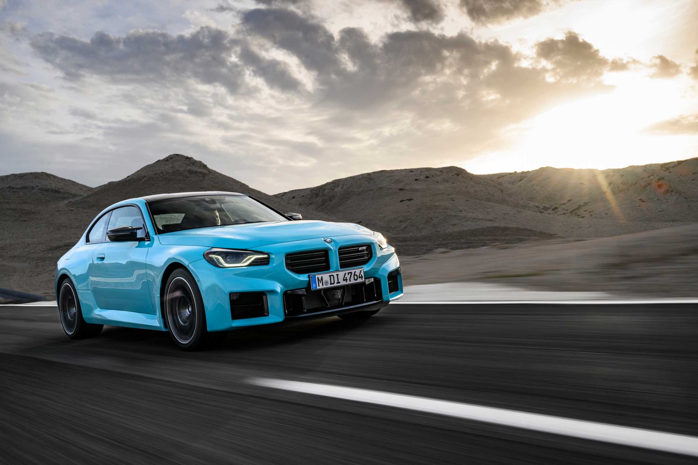 BMW M2 s pohonem M xDrive v barvě Borusan Turkish Blue v pohybu