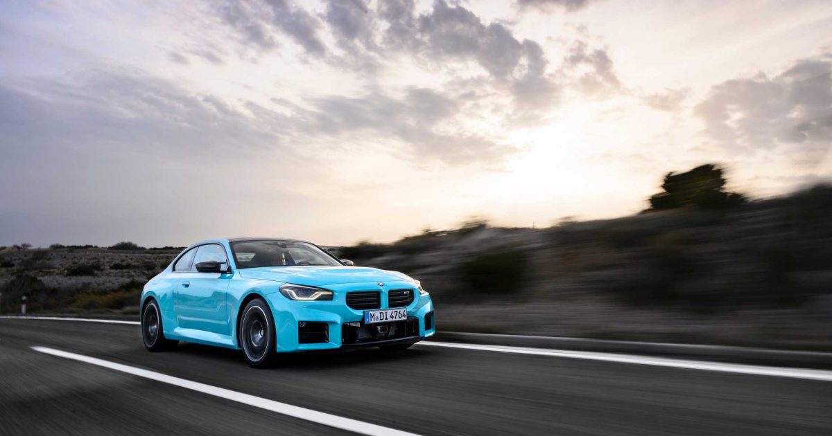 BMW M2 s pohonem M xDrive v barvě Borusan Turkish Blue v pohybu na silnici