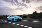 BMW M2 s pohonem M xDrive v barvě Borusan Turkish Blue v pohybu na silnici