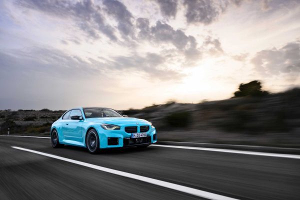 BMW M2 s pohonem M xDrive v barvě Borusan Turkish Blue v pohybu na silnici