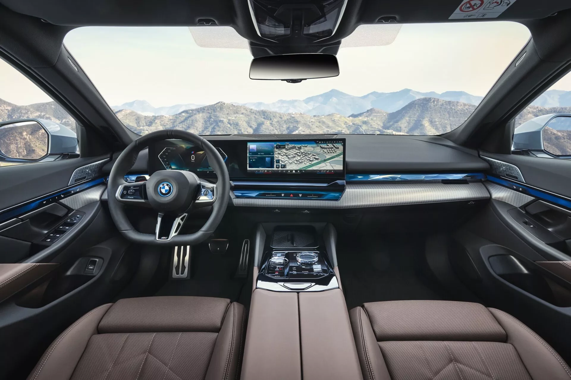 Kokpit BMW řady 5 s volantem a zakřiveným displejem