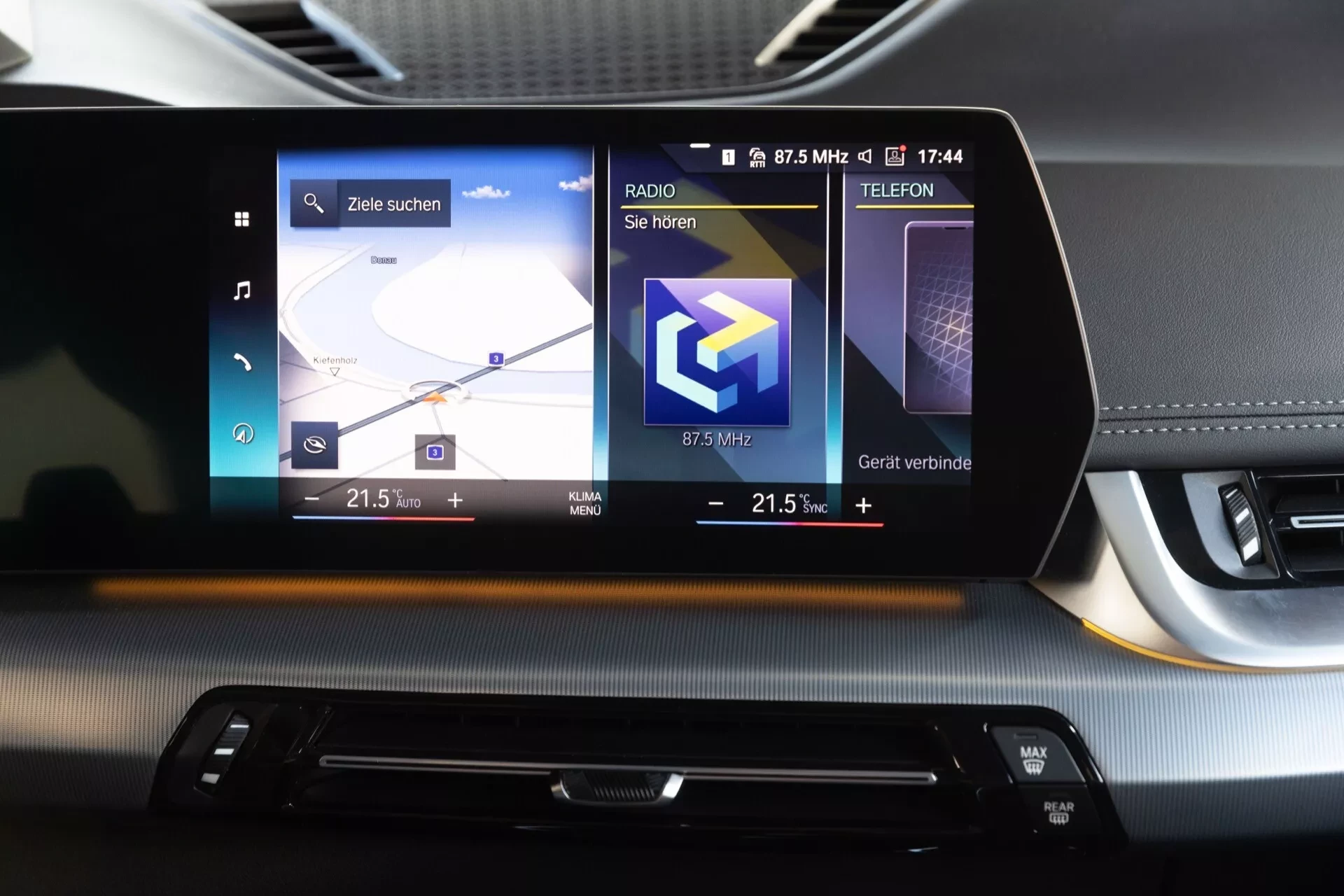 Zakřivený displej a systém iDrive v BMW X1