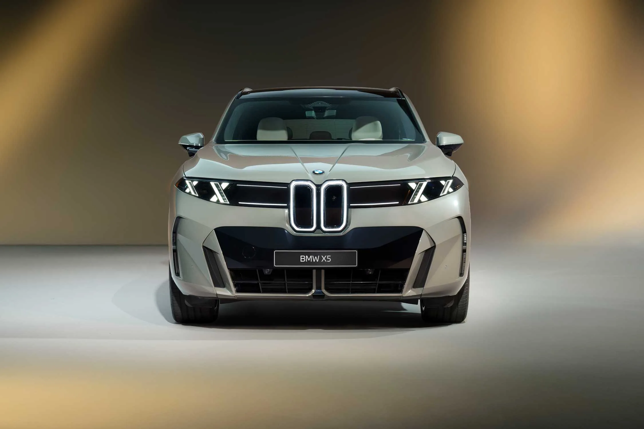 Detail přídě nového BMW X5 2026 se svislými podsvícenými ledvinkami