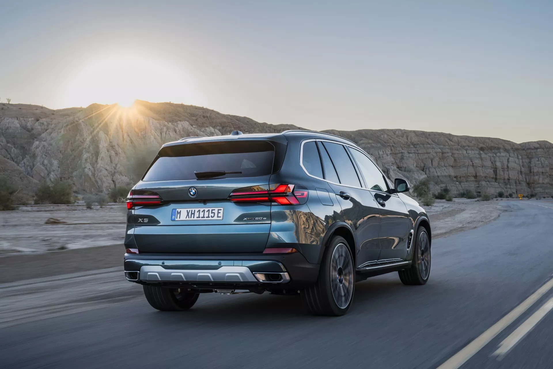 Současné BMW X5 G05 v zadním tříčtvrtečním pohledu