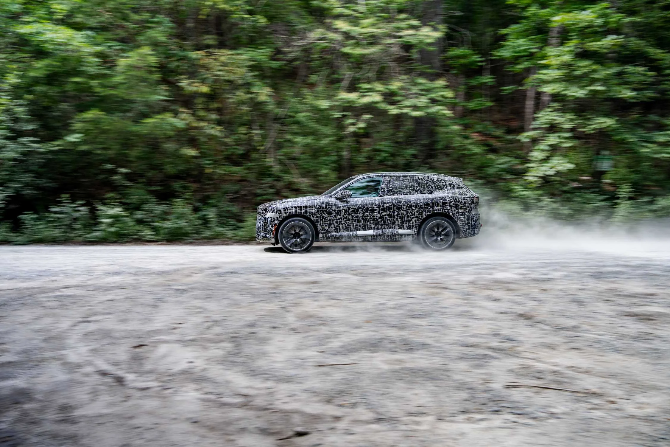 Maskovaný prototyp nového BMW X5 v bočním pohledu při testech