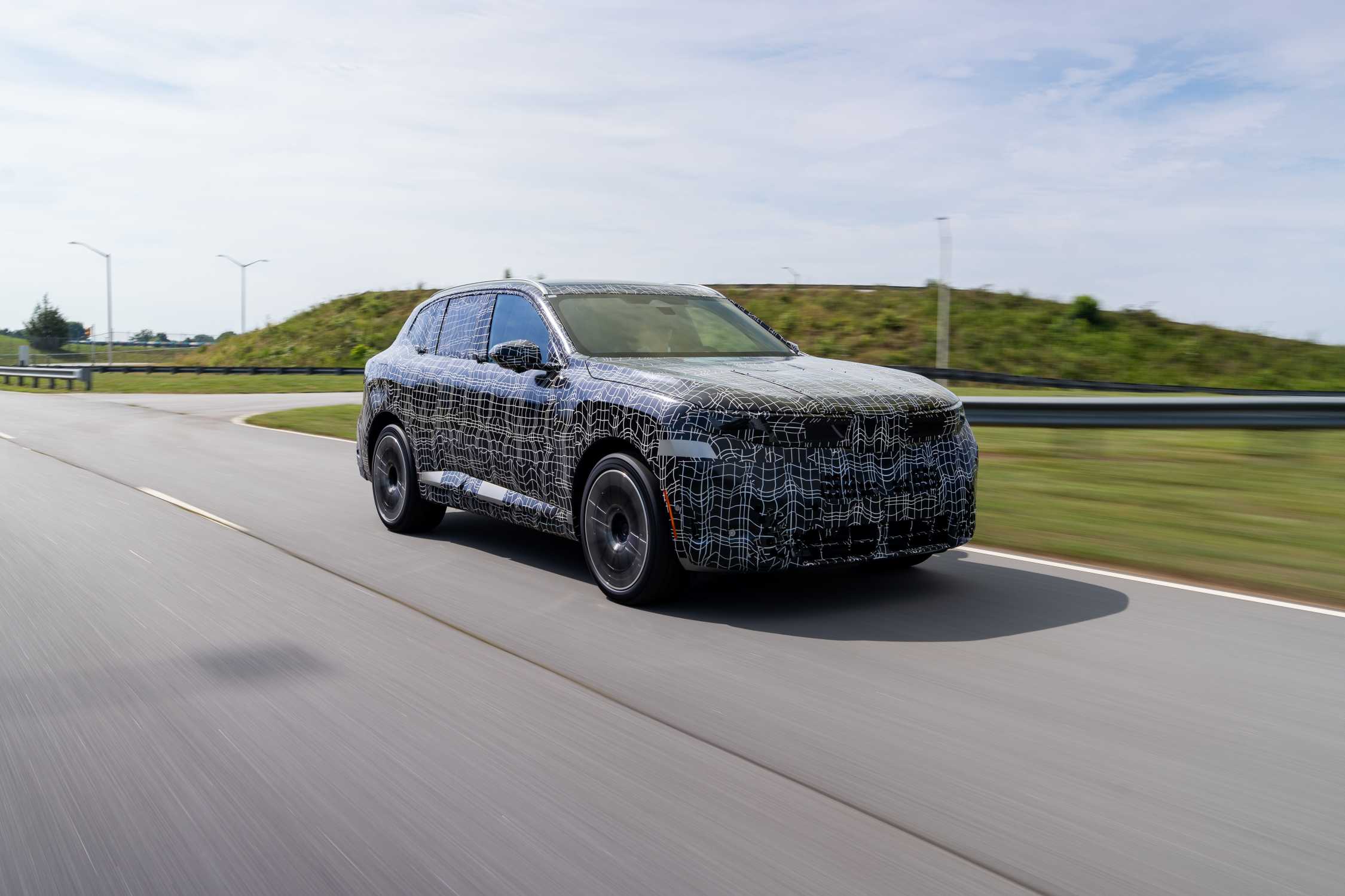 Nové BMW X5 páté generace v maskování při jízdě na testovací dráze