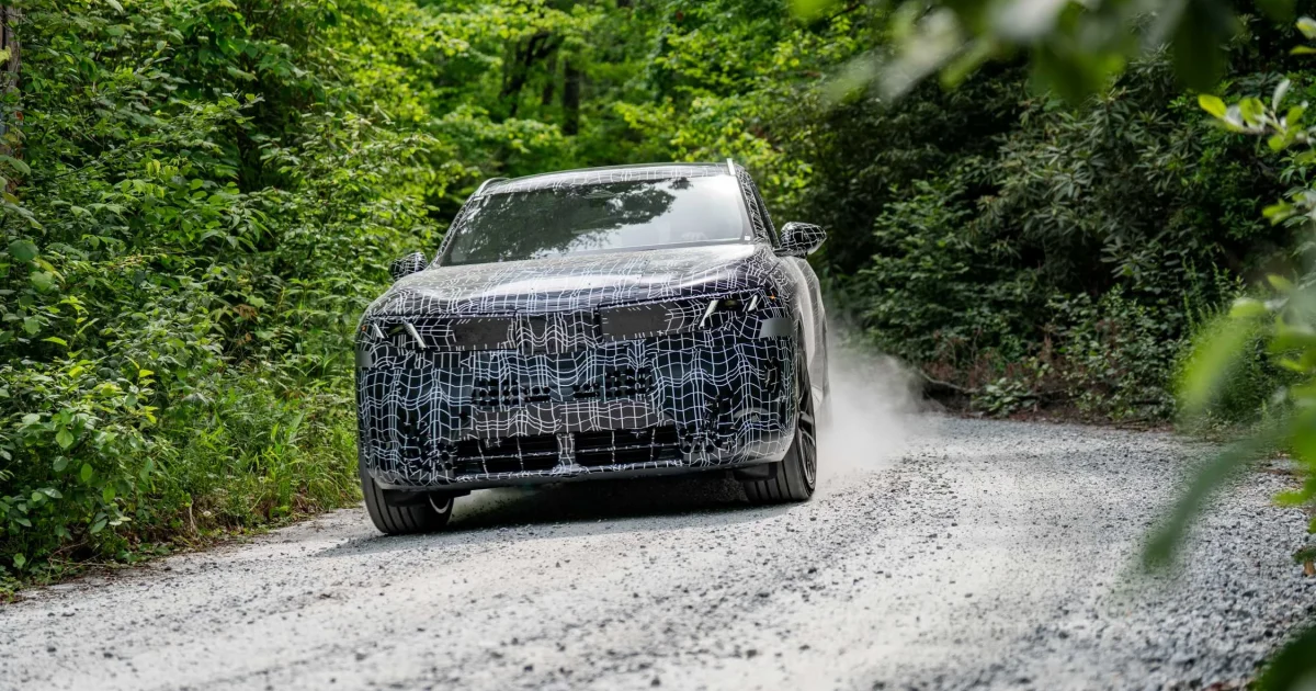 Maskovaný prototyp nového BMW X5 G65 při testech ve Spartanburgu