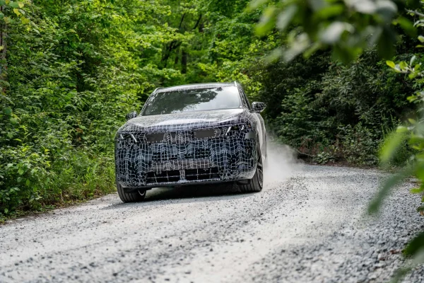 Maskovaný prototyp nového BMW X5 G65 při testech ve Spartanburgu