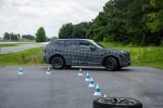 Nové BMW X5 páté generace (prototyp) z boku v maskování na testovací dráze ve Spartanburgu