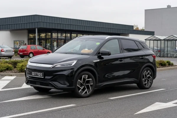 BYD Atto 3 zaparkovaný na českém parkovišti