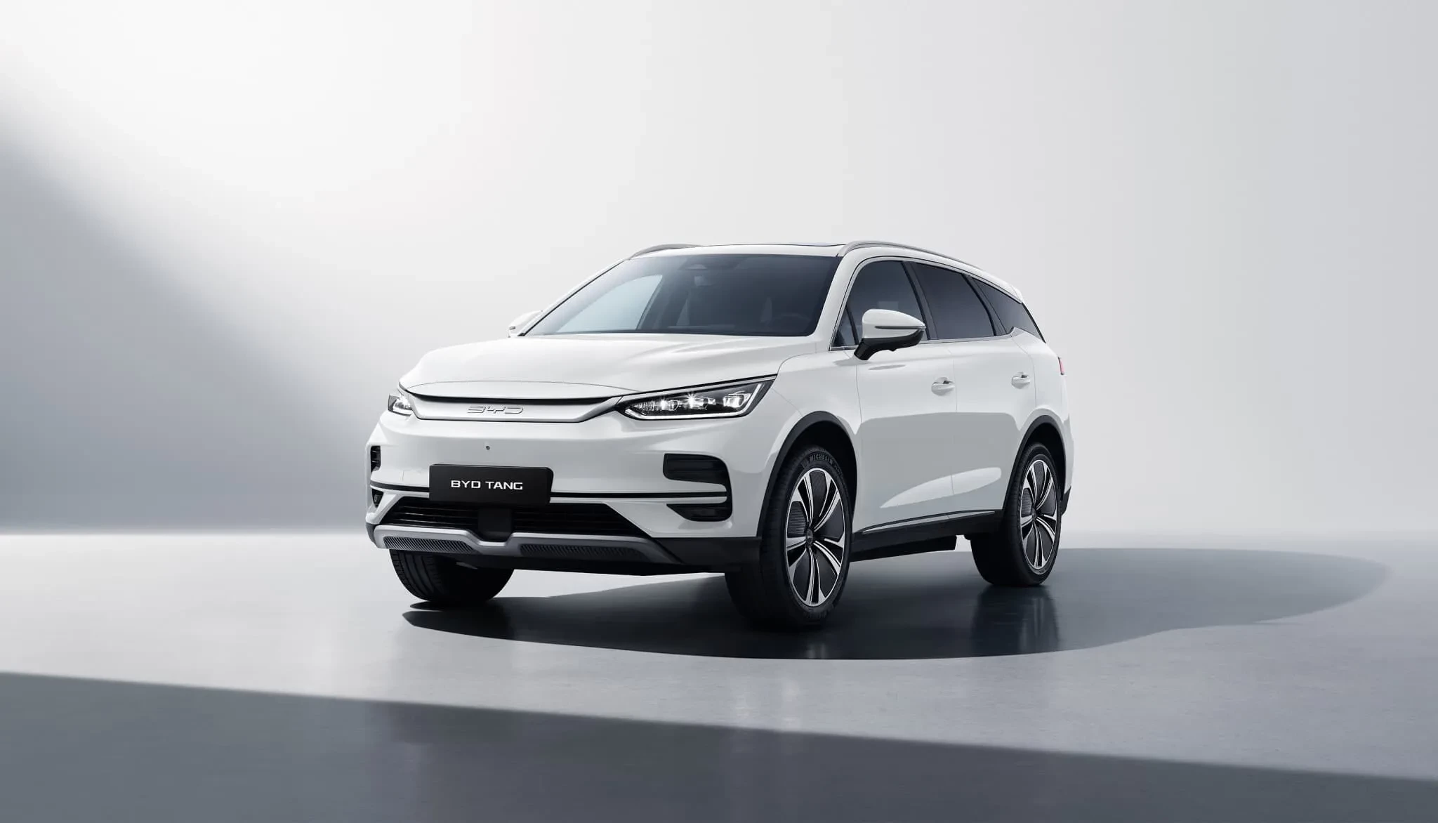 BYD Tang zepředu se světelným pásem BYD