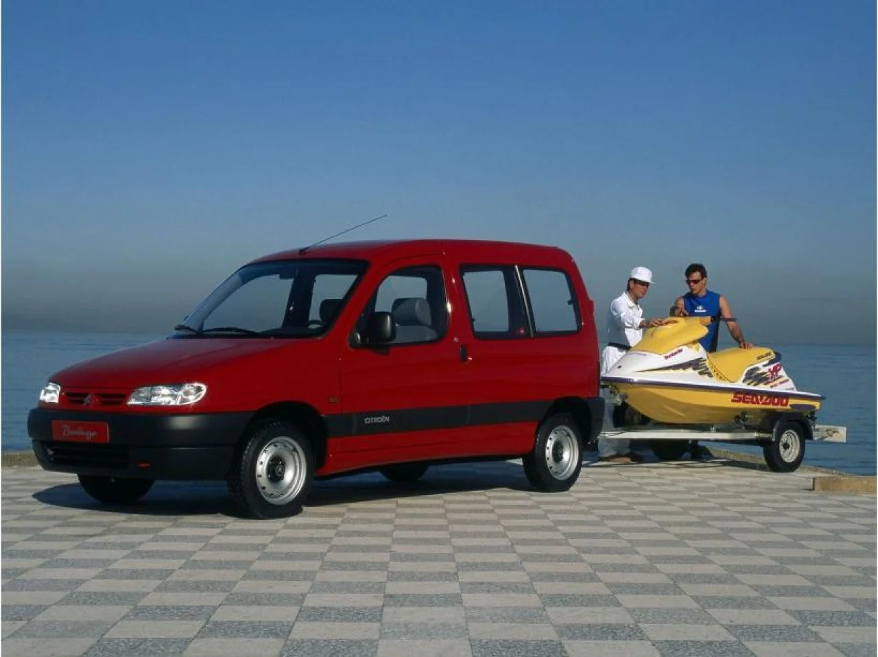 Citroën Berlingo první generace v červené barvě s vlekem