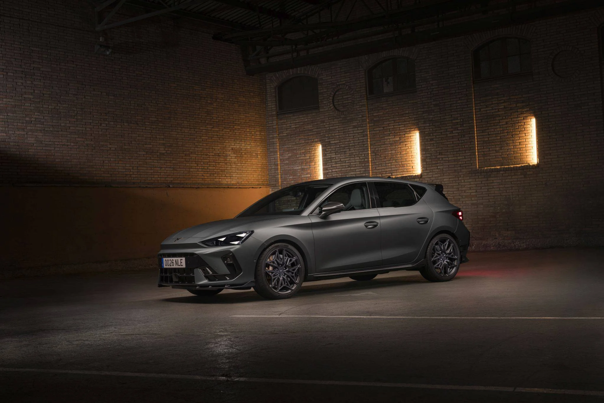 CUPRA Leon s paketem CUSTOM CUPRA by ABT z boku
